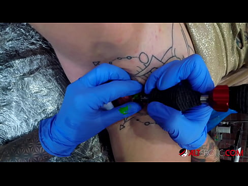 ❤️ Äärimmäisen tatuoitu hottie Sully Savage sai tatuoinnin klitorikseen ️ Kova porno at porn fi.niceporn.ru ❌️❤